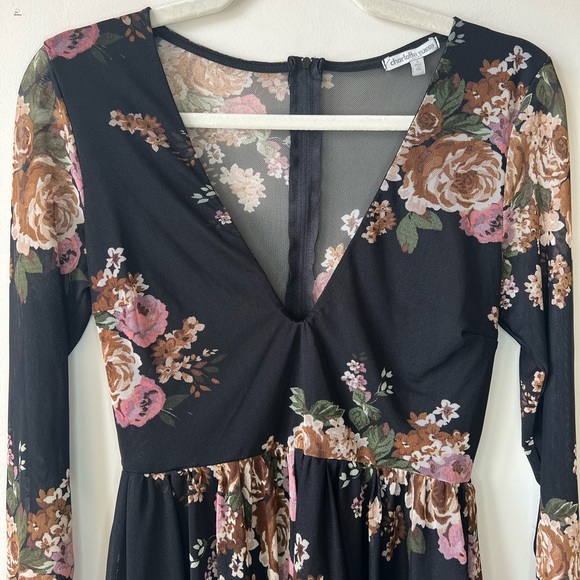 Deep V-Neck  Floral Romper - Picture 4 of 7